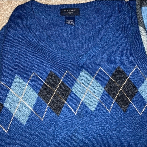 Dockers | V-Neck Argyle Sweater - Picture 2 of 4